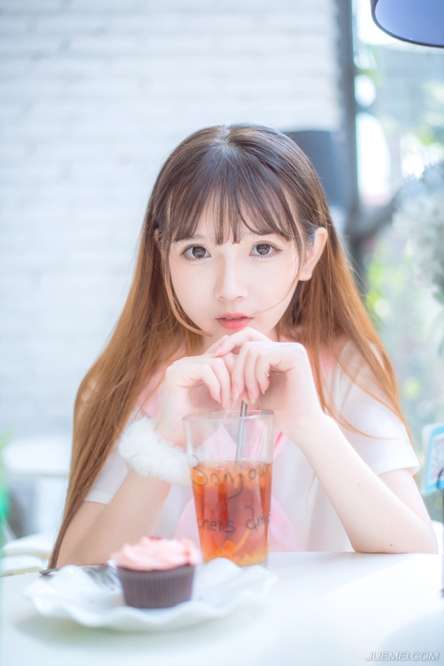 “走！”关羽轻叹一声，扫了一眼冷眼看向这边的庞德，一翻身，从城墙上翻过去，踩着梯子下来，邢道荣紧随其后，然后就看到至少有五六个胡人士兵直接从城墙上跳起，用身体直接狠狠地砸过来。